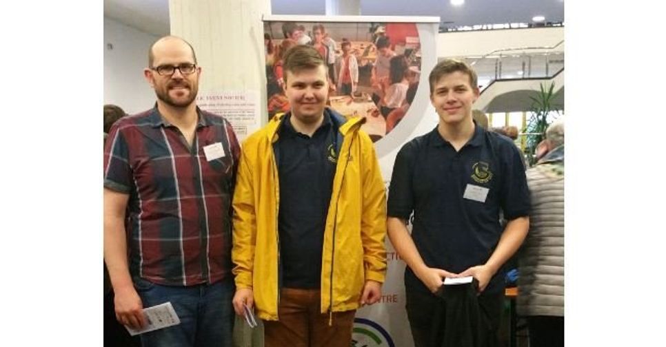 Die Schüler Steffen Heese und Simon Folkers als Vertreter der Arbeitsgruppe in Begleitung von Herrn Segelken.  Foto: eb