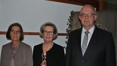 Vorstandsmitglieder Lioba Rößel (l.) und Peter Winter bedankten sich bei Brunhilde Tiedemann für 46 Jahre Zugehörigkeit bei der SpaDaKa. Foto: uml