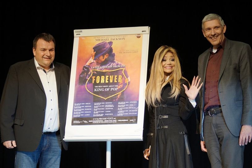 La Toya Jacksen besuchte diese Woche die Kreisstadt, um sich über die kleinste Location ihrer „FOREVER - King of Pop“ Tournee zu informieren. Matthias Renken (oben li.) und Bürgermeister Torsten Rohde (oben re.) gaben der Musikerin eine exklusive Führung durch die Stadthalle.  Fotos: Janine Girth