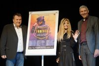 La Toya Jacksen besuchte diese Woche die Kreisstadt, um sich über die kleinste Location ihrer „FOREVER - King of Pop“ Tournee zu informieren. Matthias Renken (oben li.) und Bürgermeister Torsten Rohde (oben re.) gaben der Musikerin eine exklusive Führung durch die Stadthalle.  Fotos: Janine Girth