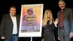 La Toya Jacksen besuchte diese Woche die Kreisstadt, um sich über die kleinste Location ihrer „FOREVER - King of Pop“ Tournee zu informieren. Matthias Renken (oben li.) und Bürgermeister Torsten Rohde (oben re.) gaben der Musikerin eine exklusive Führung durch die Stadthalle.  Fotos: Janine Girth