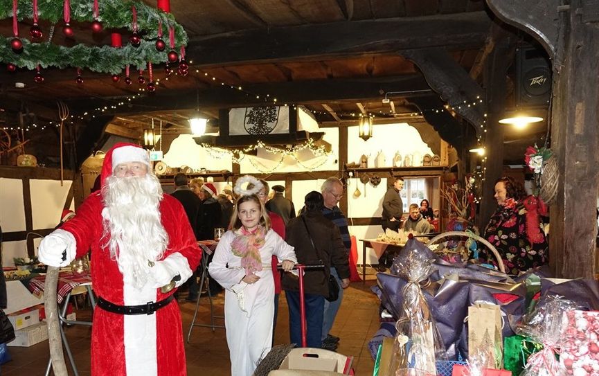 Auch der Weihnachtsmann schaut wieder auf dem Frelsdorfer Weihnachtsmarkt vorbei.  Foto: khe