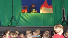 Aufmerksam verfolgten die Kinder in der Music Hall die Geschichte „Weihnachten in der Manege“.  Foto: ui