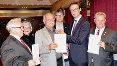 Werner Kothe, Monica Röhr (Stellv. Bürgermeisterin), Reinhard Schülke, Stefan Meyerdierks, Bürgermeister Kristian Tangermann und Rolf Grotheer bei der Verleihung der Ehrennadel der Gemeinde Lilienthal.  Foto: akl