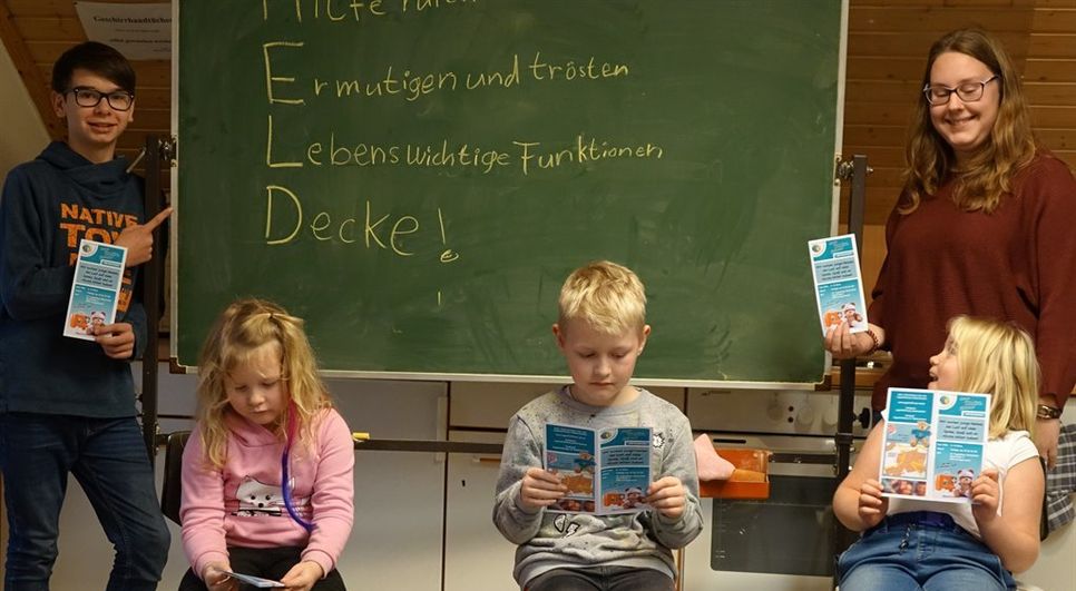 Beim Jugendrotkreuz macht Erste Hilfe richtig Spaß: Gruppenleiter Finn Rivard und Sina Hildebrandt (r.) zeigen Paulina, Maximillian, Jule wie es gemacht wird.  Foto: khe