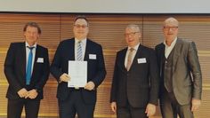 Prof. Dr. Jürgen Stember, Marco Prietz (Leiter des Amtes für Kreisentwicklung), Ralf Meurer und Dr. Thomas Robbers. Die drei Herren stehen stellvertretend für die Stifter des Preises.  Foto: eb