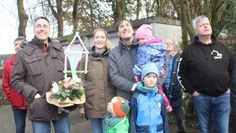 Gespannt verfolgt der Bauherr Apotheker Marco Gudella im Beisein seiner Familie, Mitarbeiter, Freunde und Mitarbeiter der am Bau beteiligten Firmen die Zeremonie des Richtfestes. Foto: im