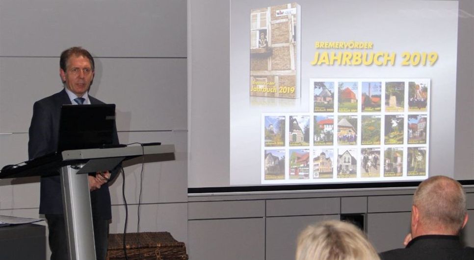 Ein kleines und feiernswertes Jubiläum für den Kultur &amp; Heimatkreis: Jürgen Rode, Mitglied der Jahrbuch-Redation, präsentierte in den Räumen der Volksbank der Öffentlichkeit stolz die aktuelle Ausgabe des Bremervörder Jahrbuches.  Foto: ue