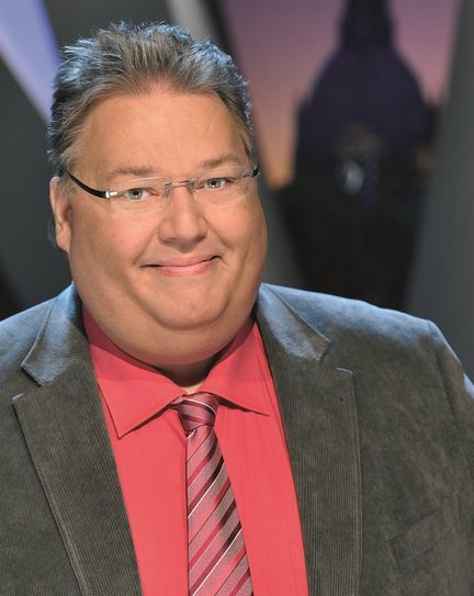 Der beliebte NDR-Moderator Michael Thürnau wird am 13. Februar 2020 mit den Gästen der Festhalle Bingo spielen.  Foto: eb