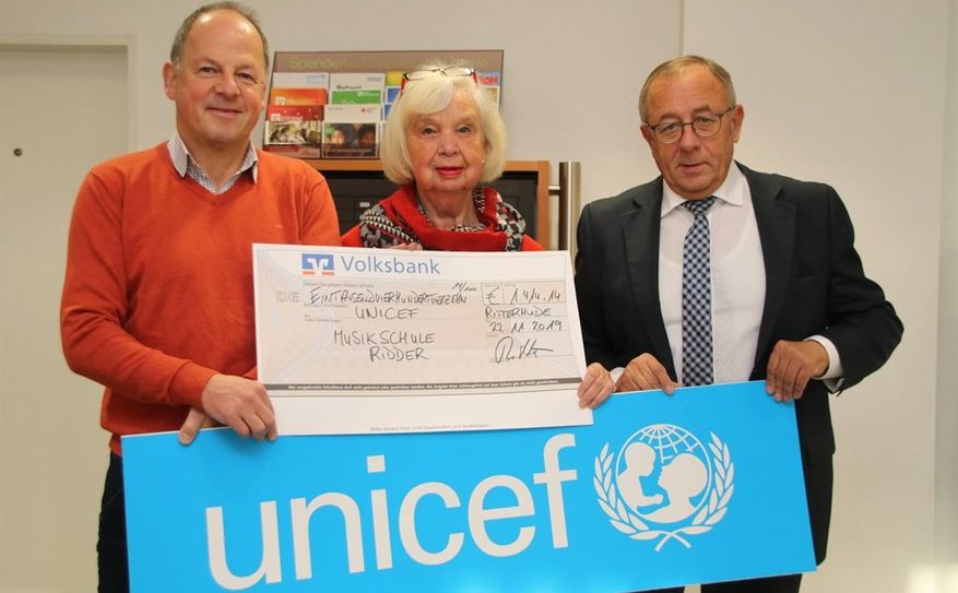 Mit einem überdimensionalen Scheck zeigt die Musikschule Ridder ihre ungebrochene Spendenbereitschaft. Eric Ridder, Helga Plesch und Volker Guttmann, Vorsitzender der Fußballsparte der TuSG Ritterhude.  Foto: sr