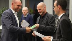 Dezernent Dominik Vinbruck (rechts) überreichte die grünen Hausnummern gemeinsam mit Gerhard Krenz (KEAN, mitte rechts) im Kreishaus.  Foto: jm