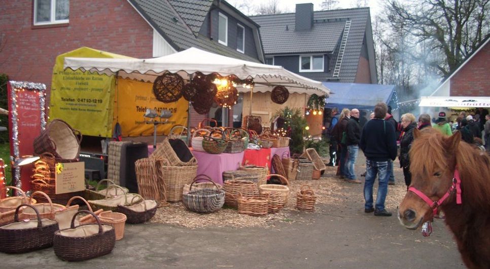 Rund 20 Aussteller werden in diesem Jahr beim Weihnachtsmarkt an der Sauhütte ihre Waren präsentieren. Für eine kleine Auszeit kann man in der Sauhütte Kaffee und selbstgebackenen Kuchen und Torten genießen oder die kleinen Gäste können auf den Ponys eine Rund eüber den Hof drehen. Fotos: Archiv