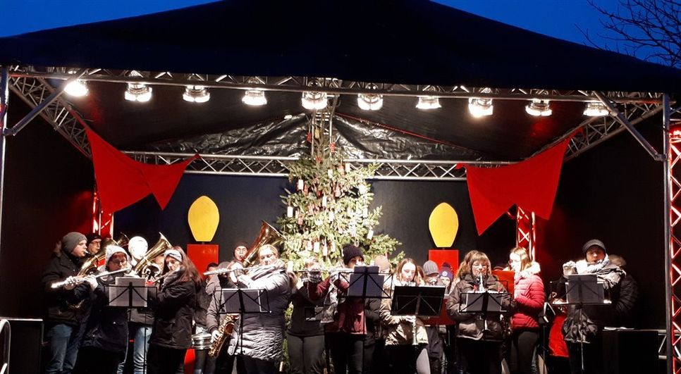 Durch das Weihnachtstor in Elm wird man in eine weihnachtliche Budenstadt entführt. Hier kann man sich auf die besinnliche Zeit einstimmen. Fotos. eb