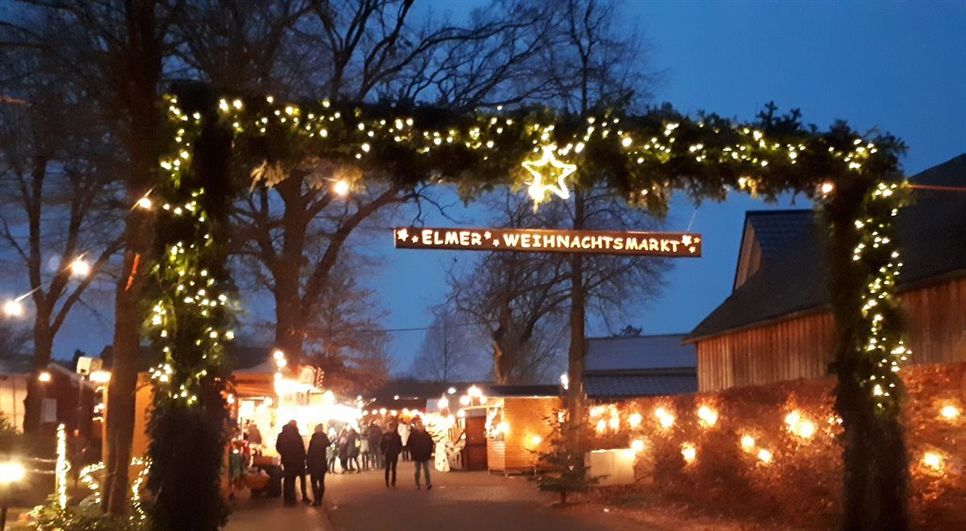 Durch das Weihnachtstor in Elm wird man in eine weihnachtliche Budenstadt entführt. Hier kann man sich auf die besinnliche Zeit einstimmen. Fotos. eb