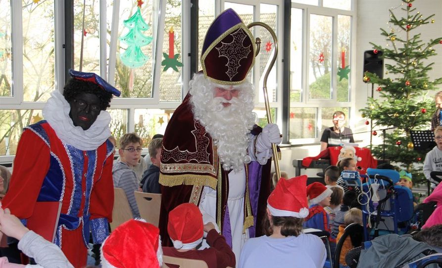 Heiß ersehnter Besuch in der  Helga-Leinung-Schule: Sinterklaas und seine schwarzen Gesellen, die Pieten, sind bei den Kindern der Lebenshilfe  jedes Jahr aufs Neue hochwillkommen.   Foto: ue