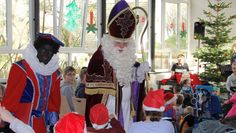 Heiß ersehnter Besuch in der  Helga-Leinung-Schule: Sinterklaas und seine schwarzen Gesellen, die Pieten, sind bei den Kindern der Lebenshilfe  jedes Jahr aufs Neue hochwillkommen.   Foto: ue