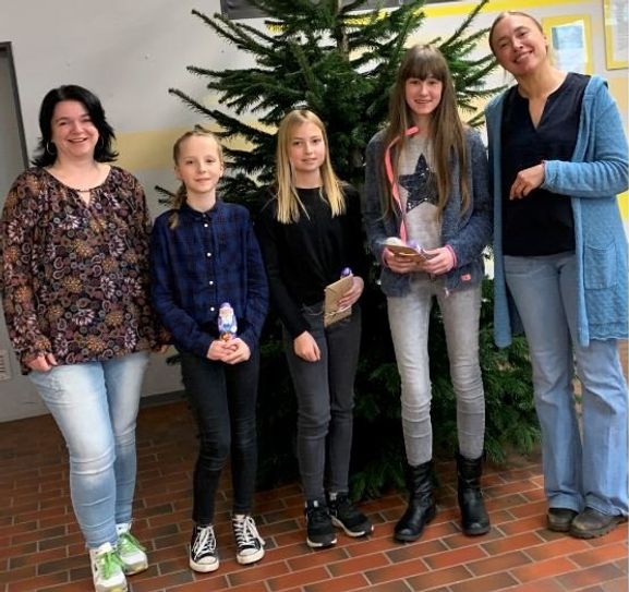 Von links: Sandra Fritz (Förderverein Schule Gnarrenburg), Mia Müller, Tamina Katt, Siegerin Marielle Wintjen, Deutschlehrerin Rebekka Wesselhöft. Foto: eb