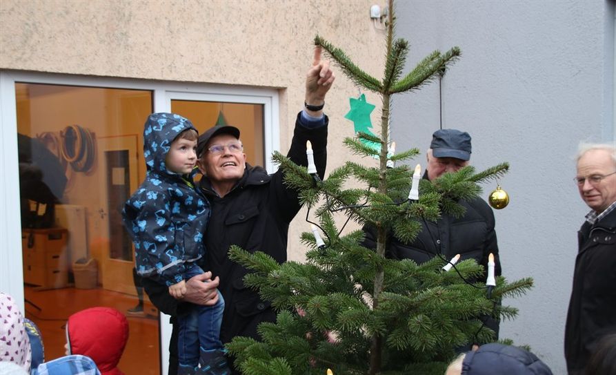 Nachdem die Kleinen mit der Hilfe der Lions ihre Anhänger am Baum befestigt hatten, bedankten sie sich mit einem Lied für den schönen Weihnachtsbaum.  Foto: sr