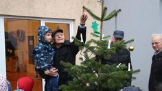 Nachdem die Kleinen mit der Hilfe der Lions ihre Anhänger am Baum befestigt hatten, bedankten sie sich mit einem Lied für den schönen Weihnachtsbaum.  Foto: sr