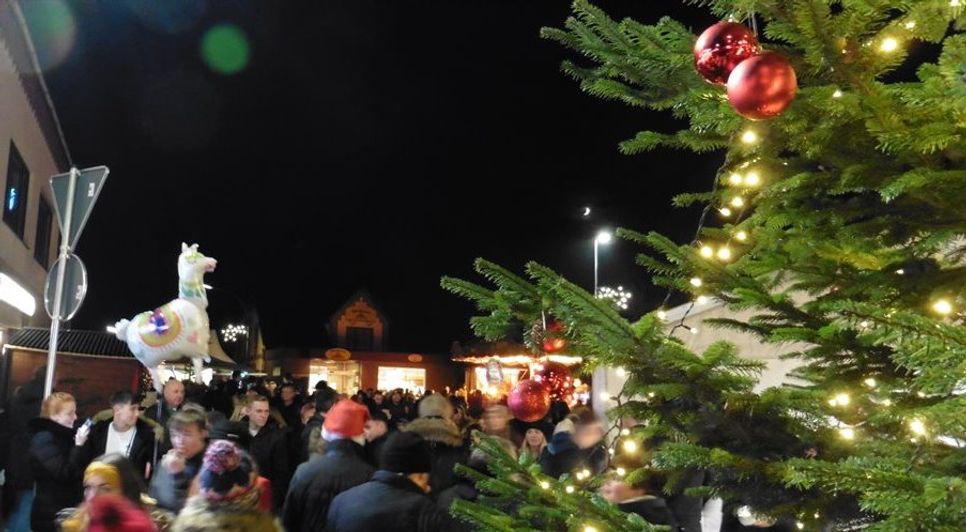 Für ein Wochenende ist der gesamte Ortskern Hambergens in eine weihnachtliche Stimmung getaucht.  Foto: mf