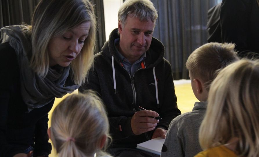 In der Heideschule gab es „Das erste Buch“ auf Wunsch mit Autogramm von Marco Bode.  Foto: jm