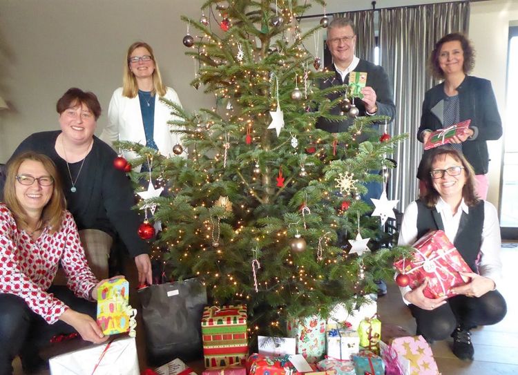 Kerstin Purnhagen, Elisabeth Bobzien, Yvonne Höpfner, Werner Reuter, Petra Wesseler und Stefanie Garbade (v.li) präsentieren die von den Rotariern gespendeten Weihnachtsgeschenke.  Foto: hc