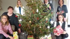 Kerstin Purnhagen, Elisabeth Bobzien, Yvonne Höpfner, Werner Reuter, Petra Wesseler und Stefanie Garbade (v.li) präsentieren die von den Rotariern gespendeten Weihnachtsgeschenke.  Foto: hc