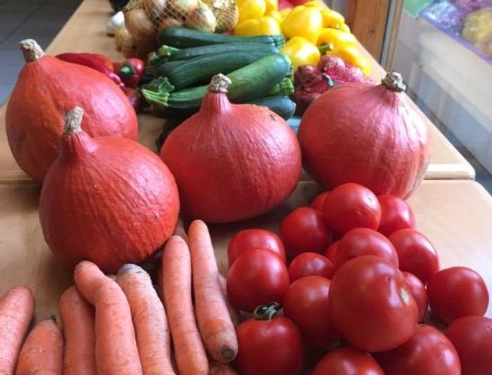 Gemeinsam diskutieren, kochen und genießen in der NABU Umweltpyramide.  Foto: NABU/M. Meyer-Grünefeldt