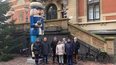 Einige Teilnehmer vor dem 4,5 m hohen Nussknacker aus dem Erzgebirge vor dem Leeraner Rathaus. Foto eb