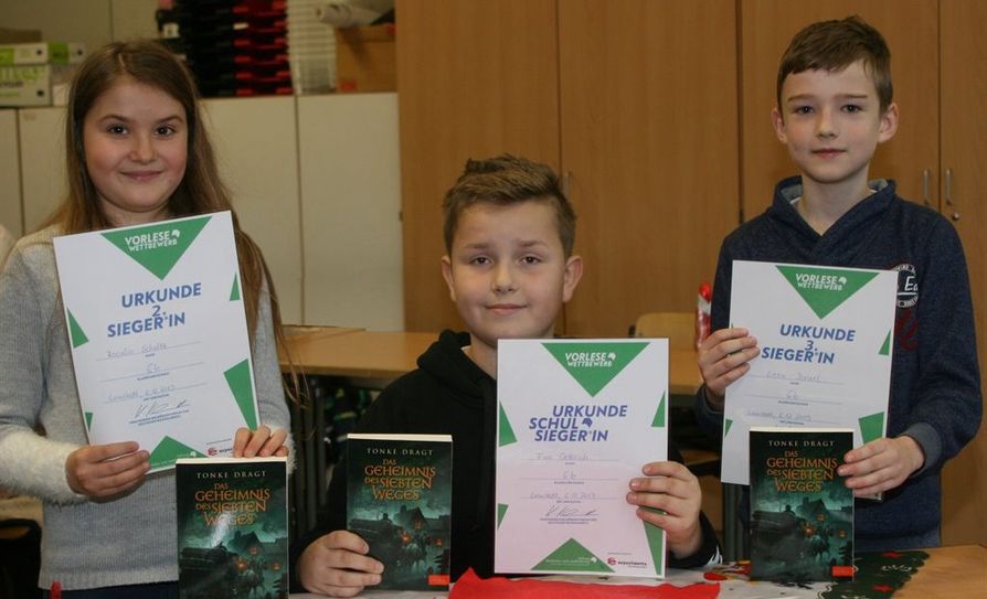 Finn Oellerich (Mitte) siegte beim Vorlesewettbewerb der Oberschule Lamstedt vor Rosalie Schultz und Leon Israel.  Foto: sla