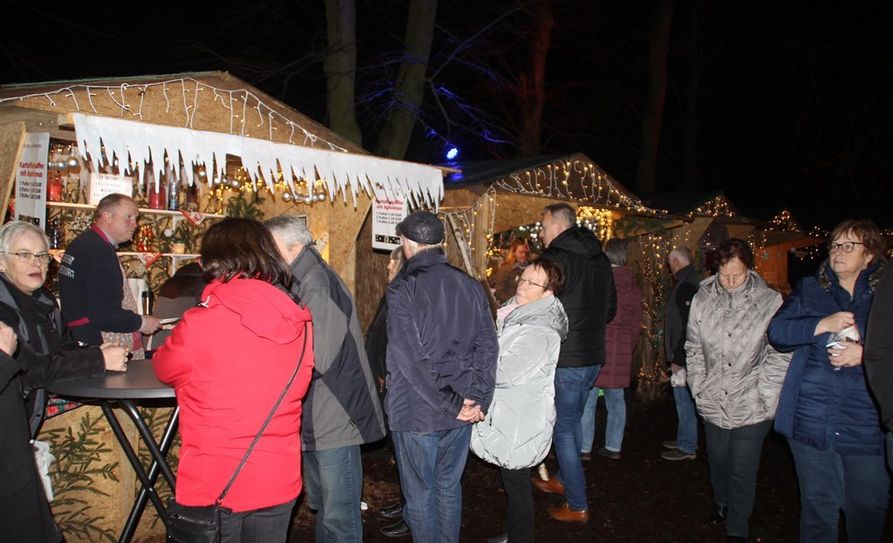 Die Gnarrenburger ließen sich auch von Wind und Regen nicht abhalten, den Winterzauber am Meynhouse zu besuchen. Foto: fr