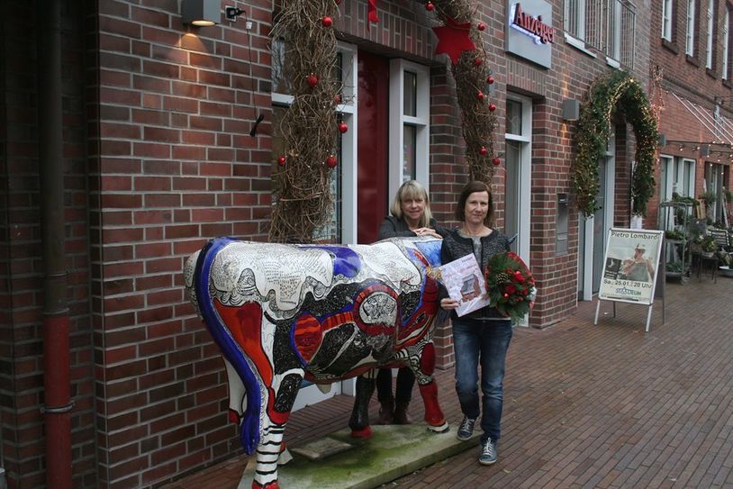 Objektleiterin Birgit Wrissenberg (links) überreichte den Hauptgewinn an die glückliche Gewinnerin Bianka Müller aus Ohrel.  Foto: eb