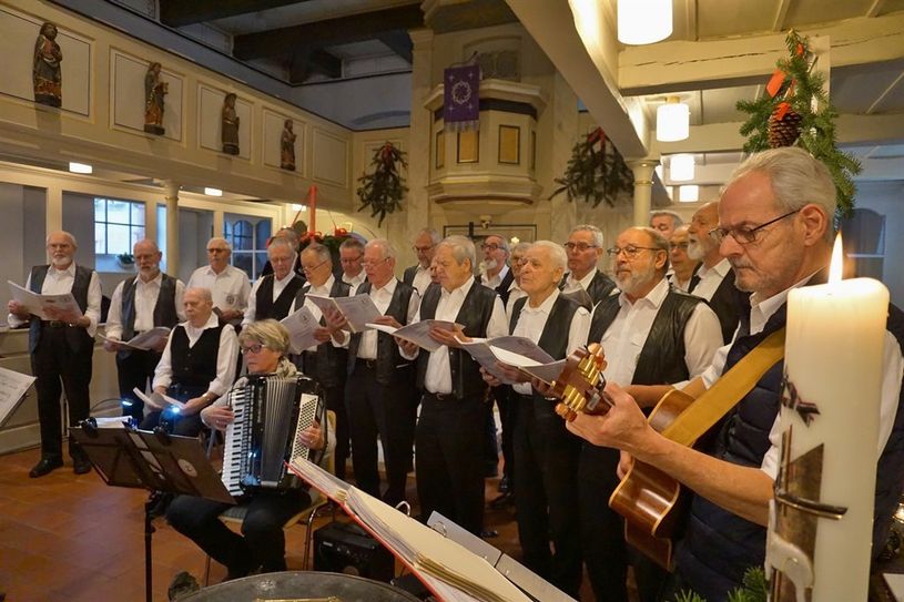 Der Loxstedter Shanty-Chor bot den Gottesdienstbesuchern ein abwechslungsreiches Programm. 
 Foto: khe