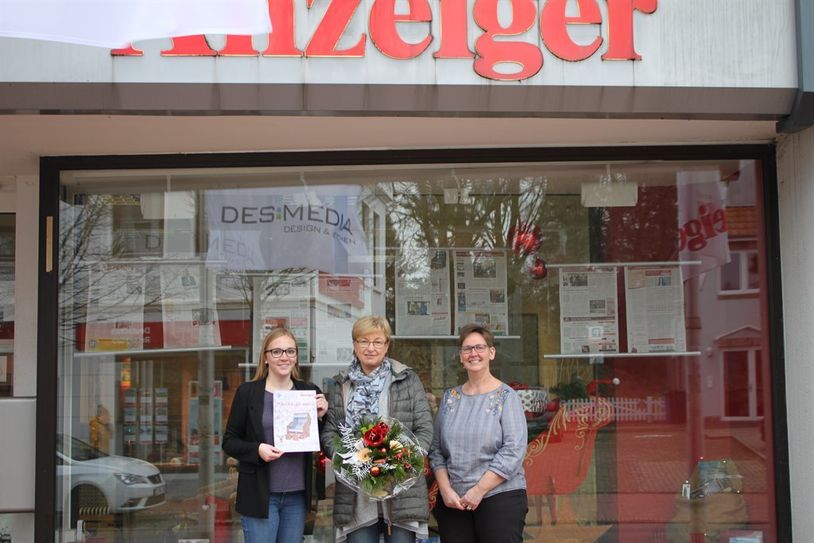 Lena Schmidt (links) und Anja Hildebrandt übergaben den Hauptgewinn des Weihnachtsrätsels an Heidi Renken, die ihn stellvertretend für ihre 83-Jährige Mutter annahm, da die noch beim Sport war.