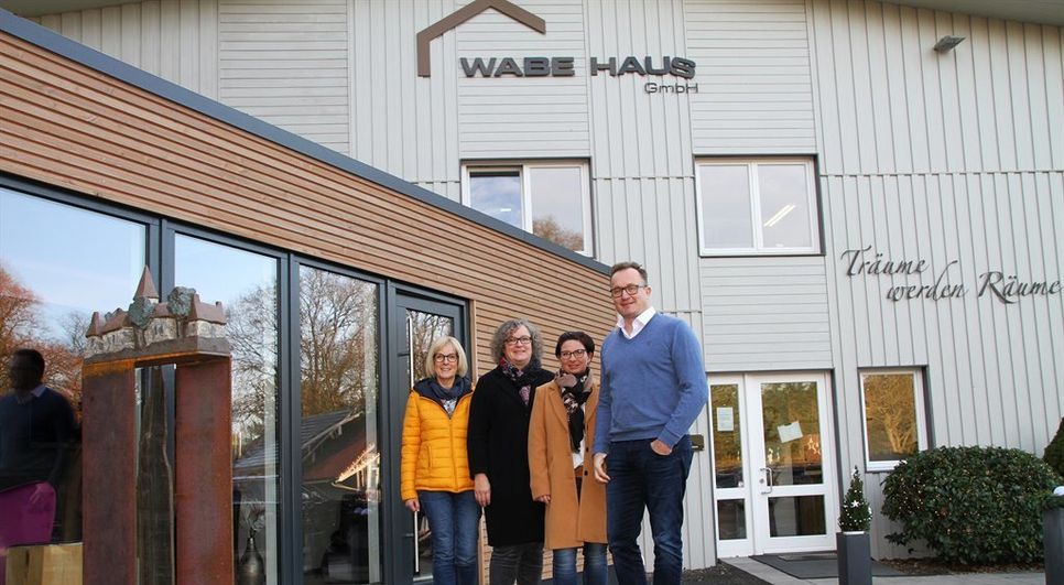 Sonja und Stefan Wasser (beide rechts) von der Geschäftsführung der WABE Haus GmbH, freuen sich sehr darüber, dass sie den Förderverein Anderland und damit die Arbeit mit trauernden Kindern und Jugendlichen unterstützen können. Elfriede Zühlke (von links) und Margit Müller vom Förderverein freuen sich über die großzügige Spende der Firma WABE Haus.