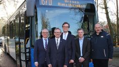 Worpswedes Bürgermeister Stefan Schwenke, Landrat Bernd Lütjen, Lilienthals Bürgermeister Kristian Tangermann, ZVBN-Geschäftsführer Christof Herr und Thorsten Kayser, Geschäftsführer des Omnibusbetriebs von Ahrentschildt GmbH vor einem der drei neuen Busse der Linie 670.  Foto: mr