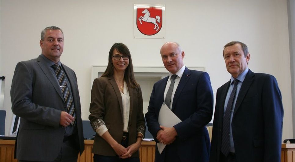 Staatssekretär Dr. Stefan von der Beck (2.v.r) mit Geschäftsleiter Michael Pollert (v.l.), Richterin Melanie Freiwald und Amtsgerichtspräsident Helmut Claudé.  Foto: sla