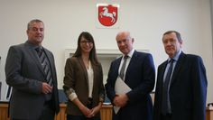 Staatssekretär Dr. Stefan von der Beck (2.v.r) mit Geschäftsleiter Michael Pollert (v.l.), Richterin Melanie Freiwald und Amtsgerichtspräsident Helmut Claudé.  Foto: sla