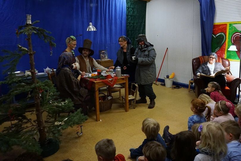 Überraschung an Heiligabend. Die Nachbarn Axel, Anna und Elsa bereiten Petterson und Findus das schönste Weihnachtsfest aller Zeiten.  Foto: khe