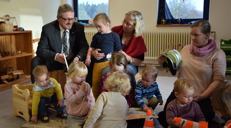 85 Kindertagesstätten erhalten Bücher zur bildlichen Verkehrserziehung sowie ein Rollbrett und Pylonen, die die Motorik der Kinder fördern und Geschicklichkeitsübungen ermöglichen.  Foto: eb