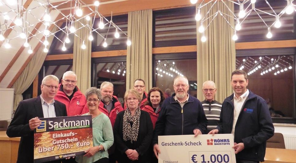 Die Gewinnerinnen und Gewinner freuen sich über ihre Gewinne, während das Weihnachtsmarktteam schon in den Planungen für das Jubiläum im kommenden Jahr steckt.  Foto: mf