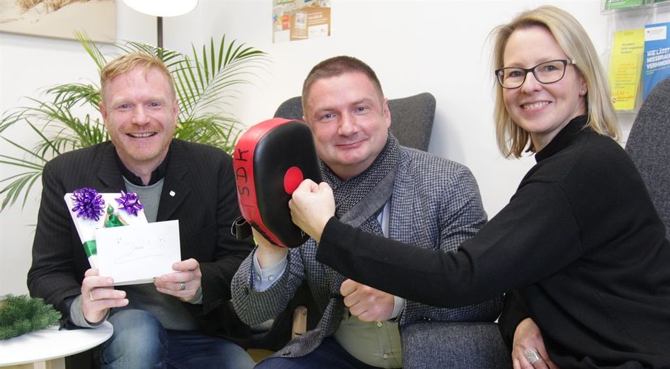 Niels Meyring (SOS-Kinderdorf), Christof von Schroetter und Christine Exner bei der Spendenübergabe.  Foto: jm