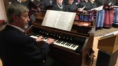 Es wurden tolle Weihnachtslieder gesungen, die bestens von den Kutenhulder Trachtensingers unter der Leitung von Hans-Martin Kallenberger präsentiert wurden.  Foto: ls