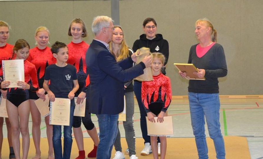 Im Rahmen eines Wettkampfes der Weserliga Mannschaft wurde Marion Schnakenberg vom zweiten Vorsitzenden des Kreissportbundes Osterholz, Jürgen Linke, für ihr besonderes Engagement zur Vereinsheldin ausgezeichnet.  Foto: eb