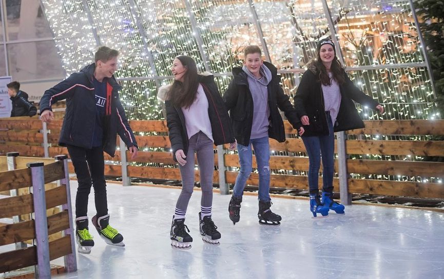 Auch die Eislaufbahn bei dodenhof hat am 10. Januar durchgehend bis Mitternacht geöffnet und bietet ein tolles Open-Air-Eislaufvergnügen für die ganze Familie.  Foto: eb