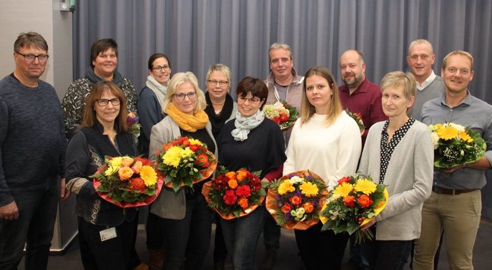 Kräftigen Applaus erhielten die Jubilare der Osterholzer Stadtwerke auf der Mitarbeiterversammlung im Ritterhuder Hamme Forum (von links, vordere Reihe): Dunja Rimasch, Carola Bredehöft-Lütjen, Birgit Tietjen, Sarah Unruh, Andrea Klebs und Marc Dittmer. Hintere Reihe: Stefan Meyerdierks (Betriebsrat), Anke Steinbeck, Karina Kortz, Gaby Schnibbe, Stefan Schrage, Florian Dietrich und Geschäftsführer Christian Meyer-Hammerström.  Foto: eb