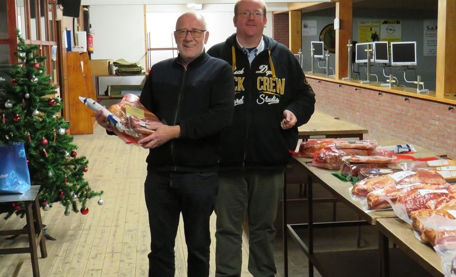 Turniersieger Hans-Jürgen Busch durfte sich über einen Räucherfleischpreis freuen.  Foto: eb