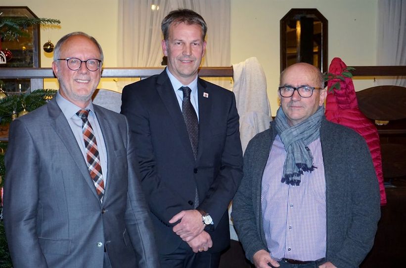 Bürgermeister Guido Dieckmann (Mitte) wurde vom stellvertretenden Bürgermeister Gerhard Tienken (SPD, rechts) vereidigt. Ratsvorsitzender Harald Michaelis (SPD, links) gratulierte zuerst. Foto: khe