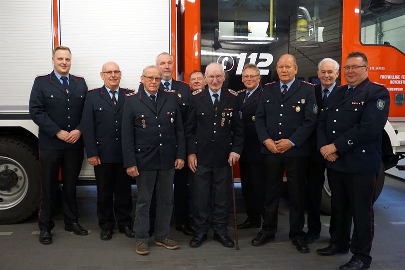 Johann Mangels (Mitte) ist seit 75 Jahren Mitglied der Frelsdorfer Feuerwehr. Die Kameraden der Altersabteilung, Ortsbrandmeister Michael Hollen (r.) und Jan-Henrik Beardi (l.) beglückwünschten den rüstigen Jubilar.  Foto: khe