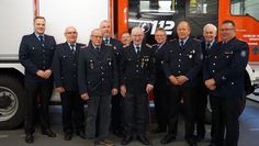 Johann Mangels (Mitte) ist seit 75 Jahren Mitglied der Frelsdorfer Feuerwehr. Die Kameraden der Altersabteilung, Ortsbrandmeister Michael Hollen (r.) und Jan-Henrik Beardi (l.) beglückwünschten den rüstigen Jubilar.  Foto: khe